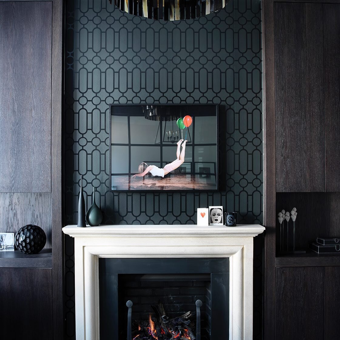 Working from home #homeoffice #interiordesign #interiorarchitecture #fireplace #joinery #wallpaper Photograph on wall @samtaylorjohnson Room photo @simonbrownphotography