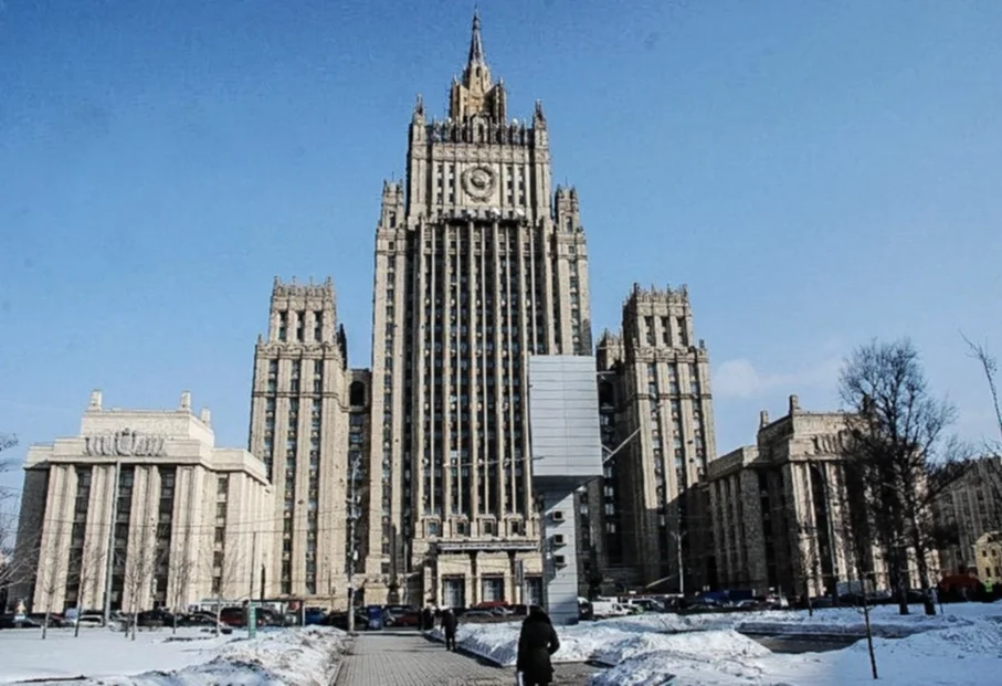 ”Vi bombade Syrien, nu är Ryssland jätteargt – hjälp!”