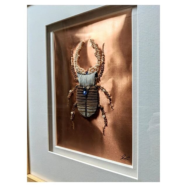 A L E X I -  the Blue Pearl King
.
Gold work, beading and hand embroidery on copper sheet metal
.
.
Alexi comes from the Stag Beetle variety of insecta and was a part of the exhibition 'Golden Things' ✨
.
.
This guy is my most complicated insect to d