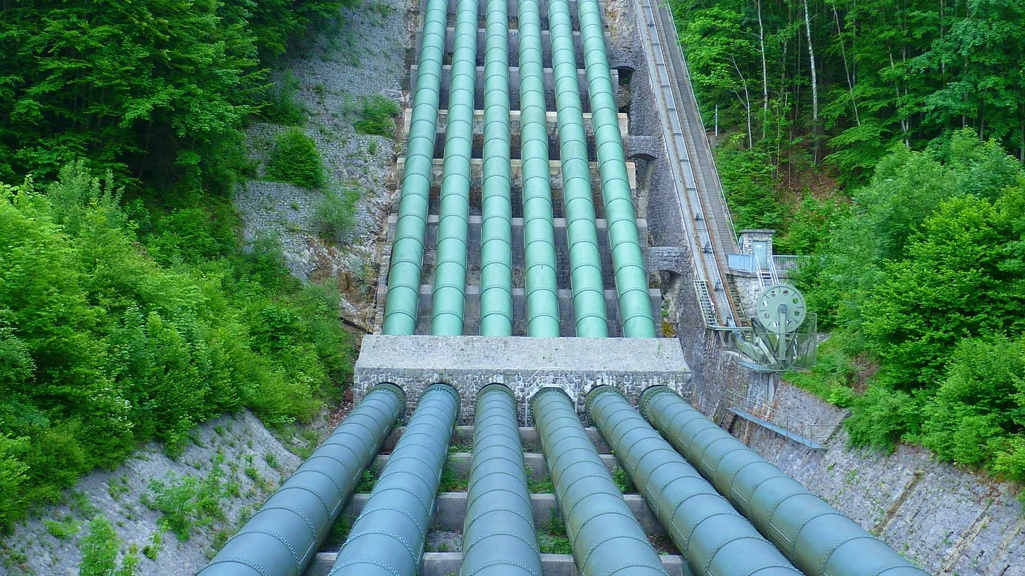 Wasser wird durch Druckrohre dorthin gebracht, wo es gebraucht wird
