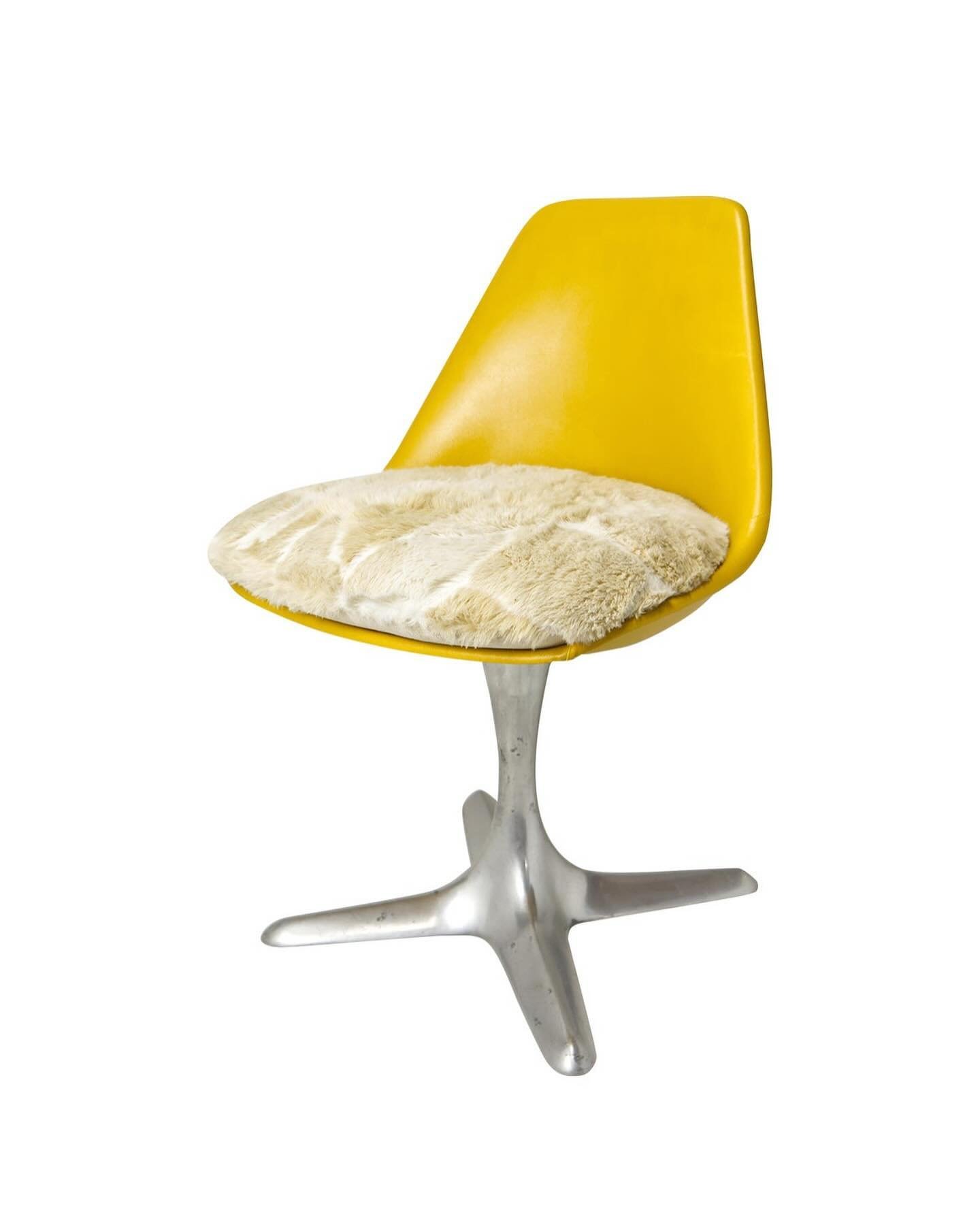 💛1960&rsquo;s Mid Century Modern Maurice Burke (Model 115) tulip style chair, in yellow vinyl upholstery, with patterned faux fur removable seat cushion, and cast aluminum propeller base. A 1962 patent application from 1962 for a chair swivel invent