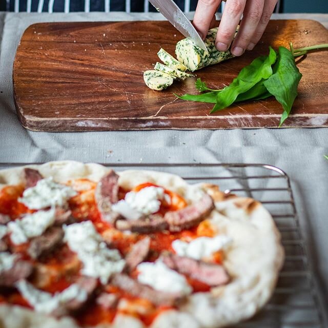 When you absolutely, positively have to get your pizza fix this weekend and also fancy something really, really fancy. Our Ribeye Steak Pizza 🍕 🥩 with garlic butter is right up there with the best
.
.
Wild garlic and parsley butter. 
Wash and rough