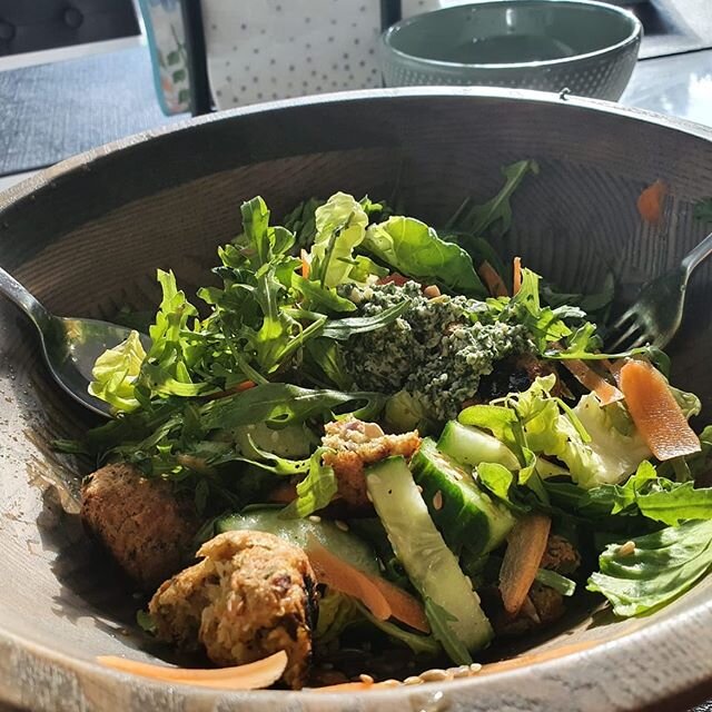 Incredible nettle pesto for my salad yesterday 🌱🌱🌱🌱 made with fresh wild nettles forged by myself and our daughter Julie
.
1 - Blanch nettles in boiling water for
 2 mins and then iced water 2 mins
.
2 - Blend together the nettle leaves with basi