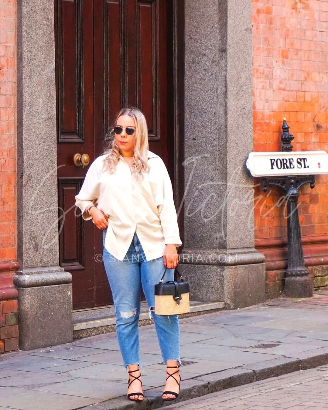 Oversized Shirt, Distressed Jeans \u0026 