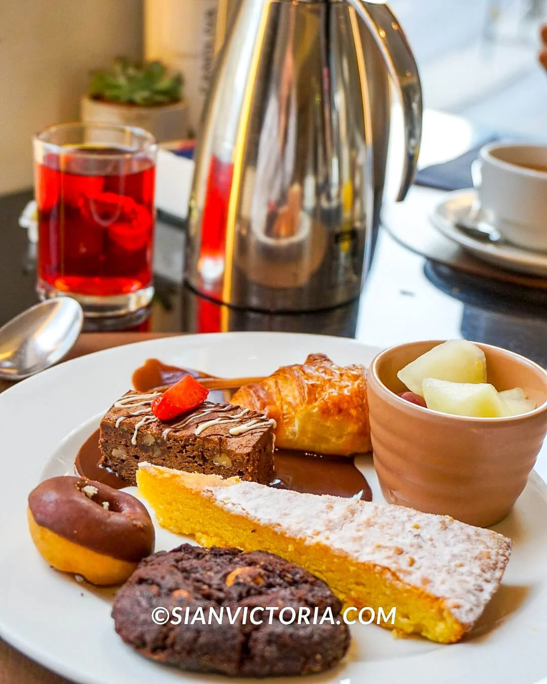 4* H10 London Waterloo Hotel Review & Video — Sian Victoria.