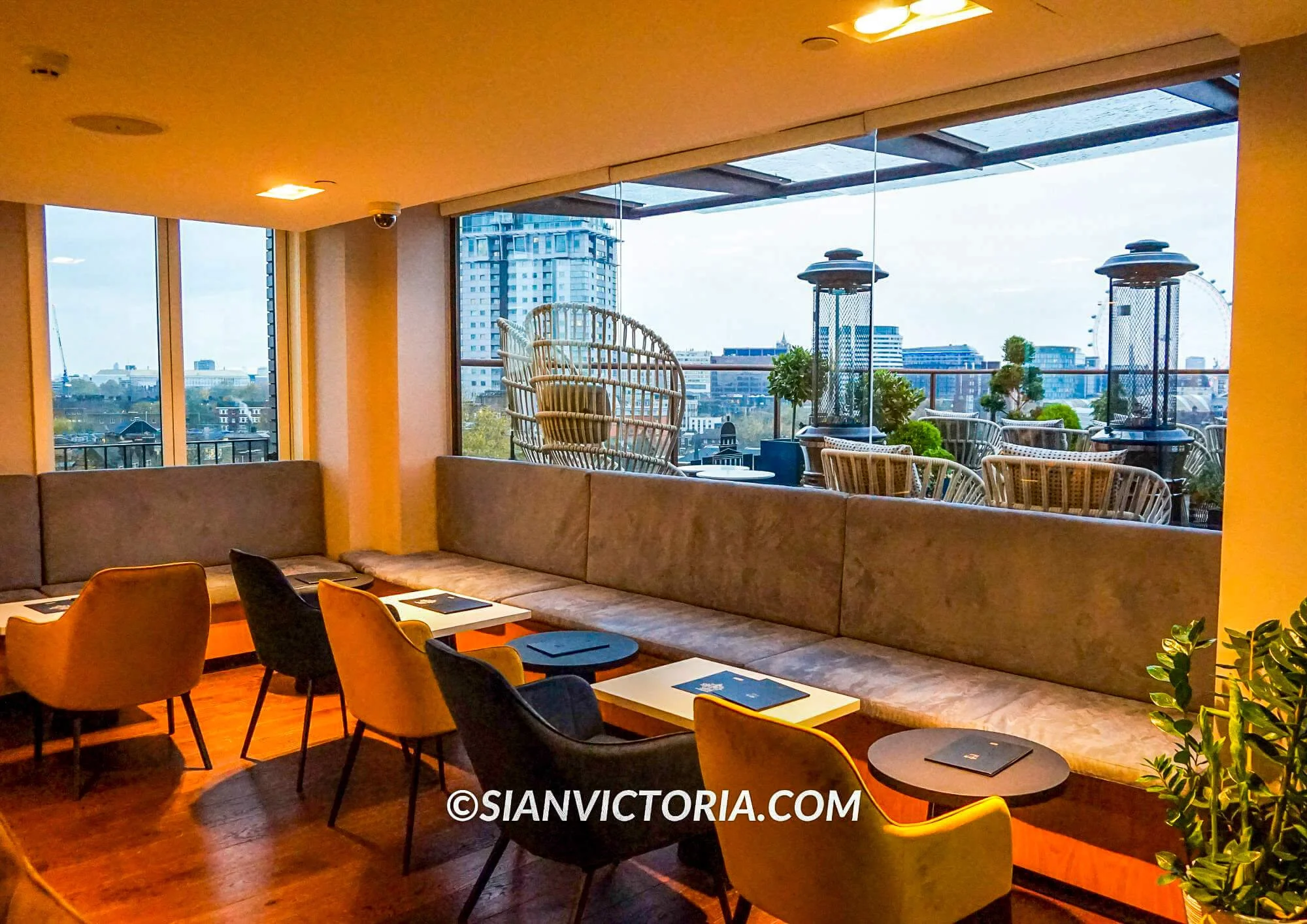 4* H10 London Waterloo Hotel Review & Video — Sian Victoria.