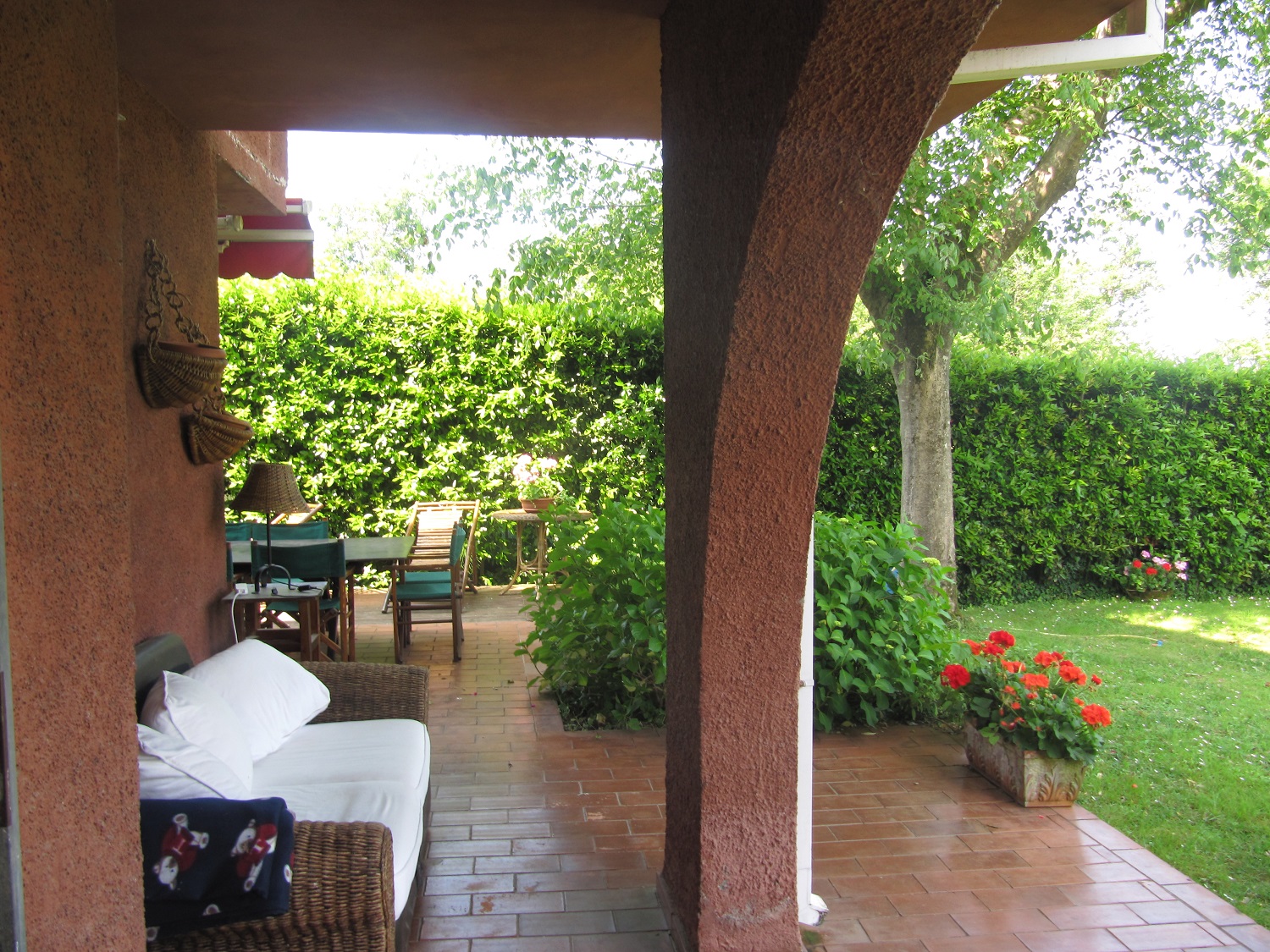 holiday-villa-forte-dei-marmi-back -patio-sofa.JPG