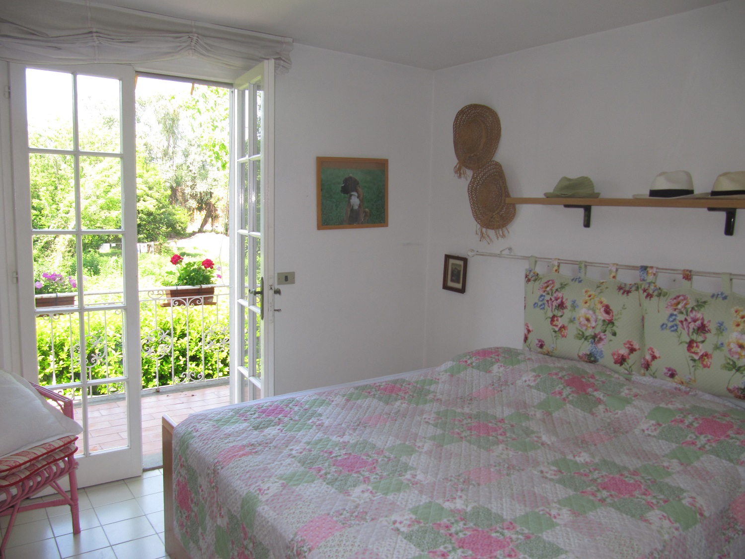 holiday-villa-forte-dei-marmi-bedroom-balcony.JPG