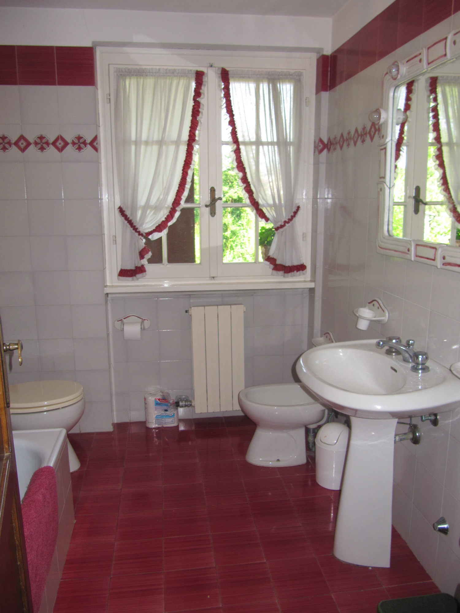 holiday-villa-forte-dei-marmi-family-bathroom.JPG