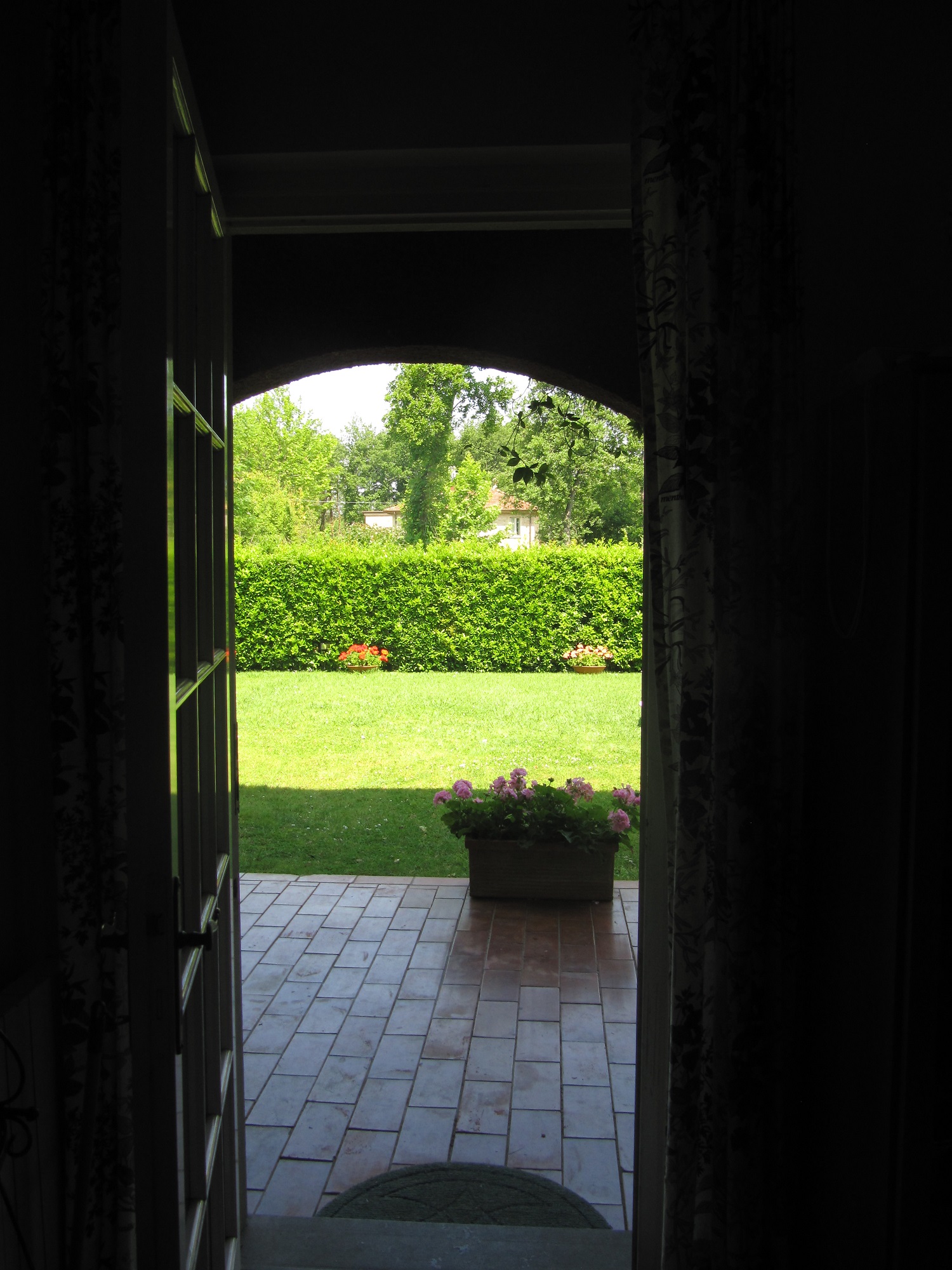 holiday-villa-forte-dei-marmi-garden-back-door.JPG