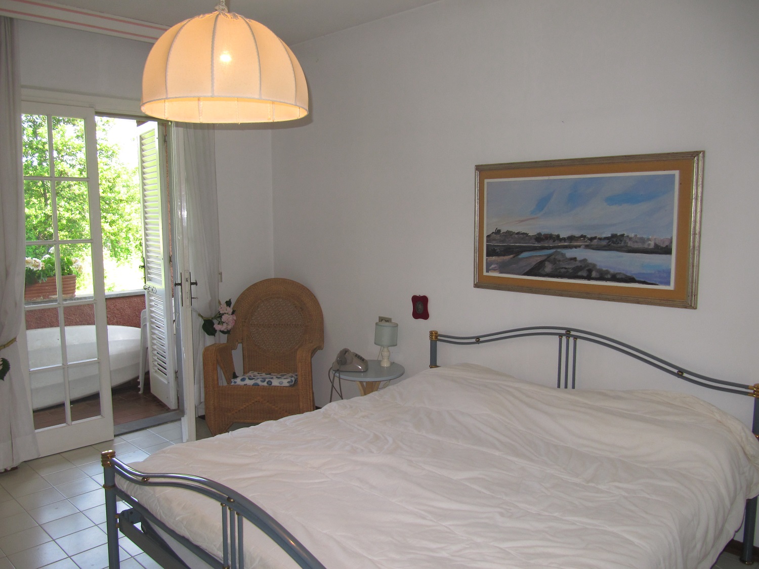 holiday-villa-forte-dei-marmi-king-size-bed.JPG