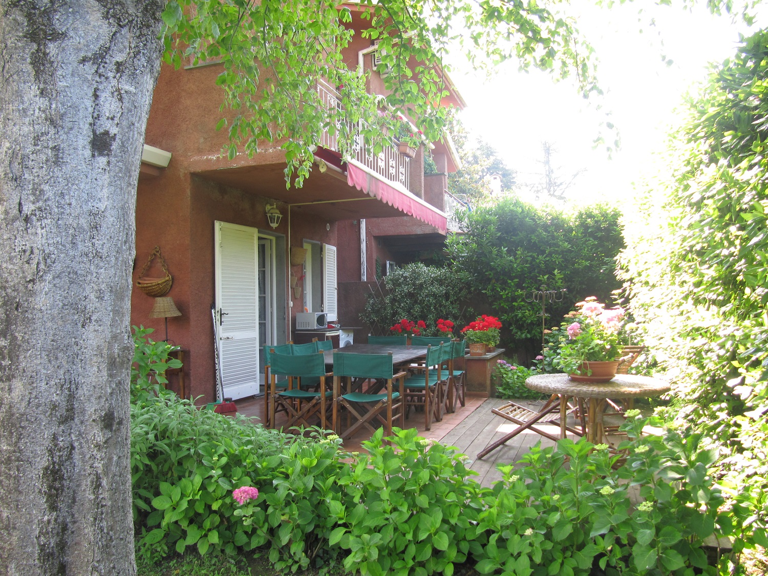 holiday-villa-forte-dei-marmi-patio-dining-table.JPG