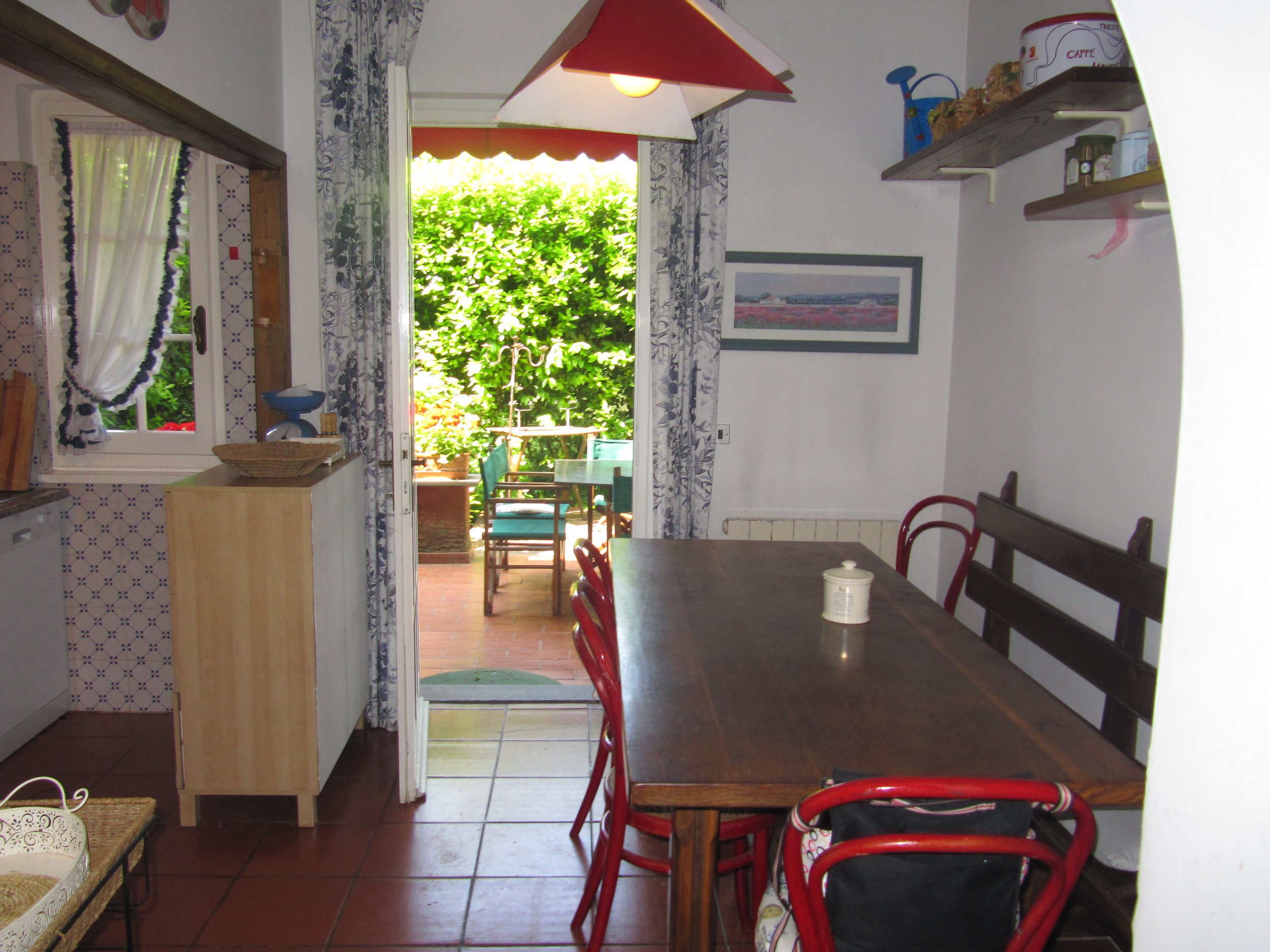 holiday-villa-forte-dei-marmi-kitchen-table.JPG