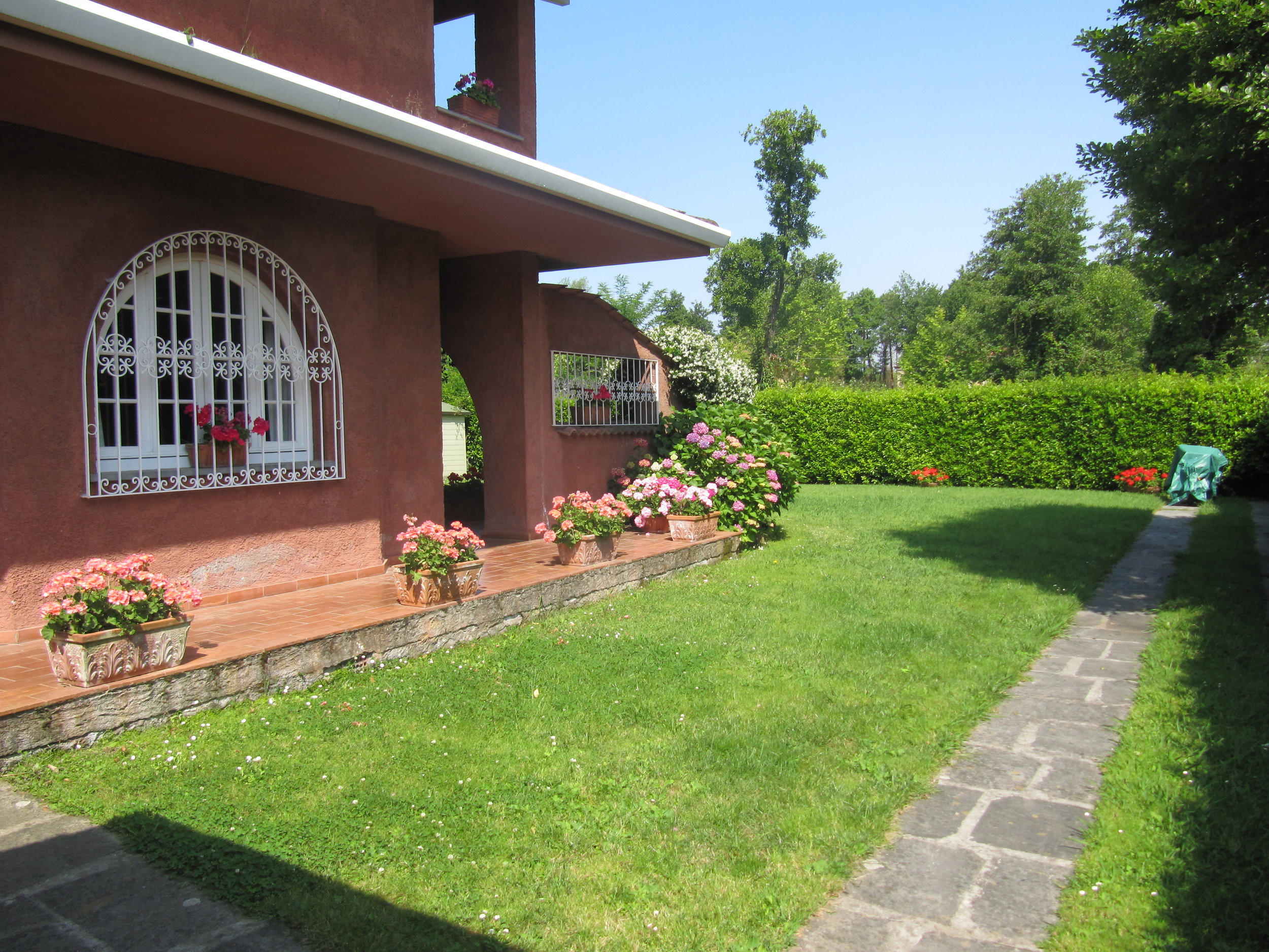 holiday-villa-forte-dei-marmi-car-park.JPG