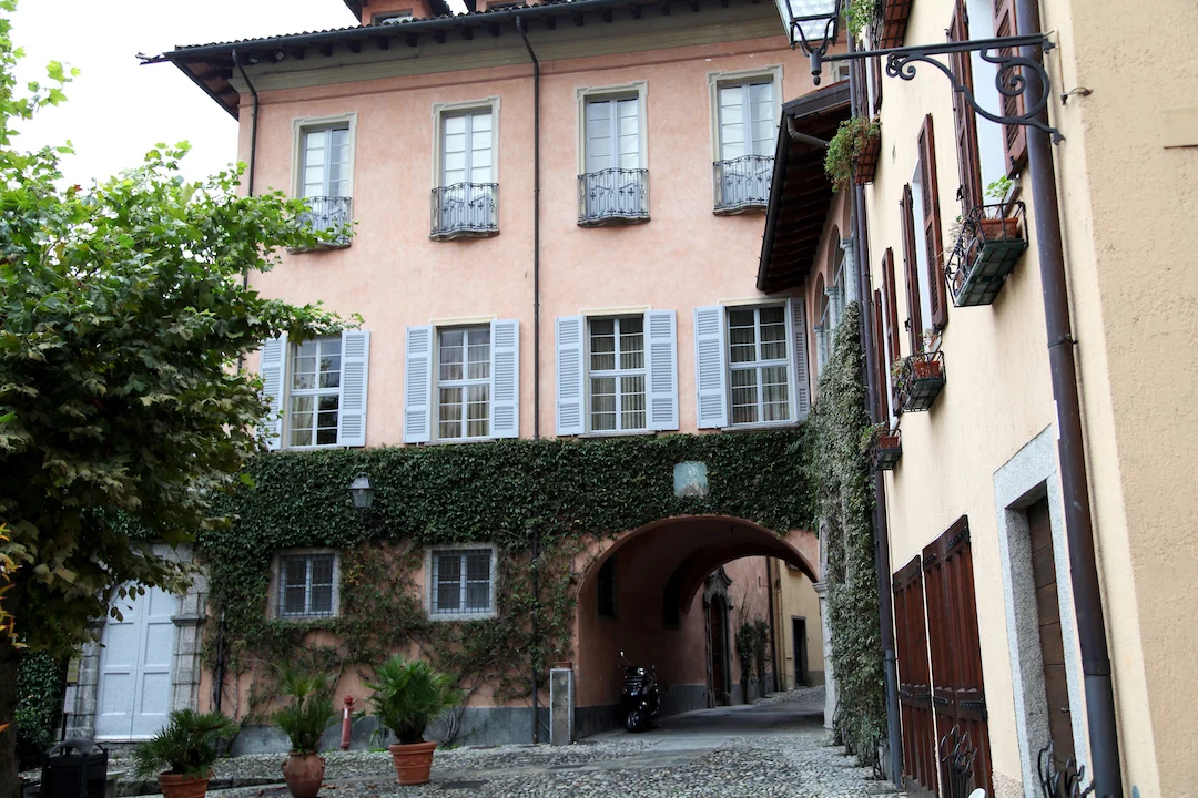 pink-house-in-lake-como.jpg