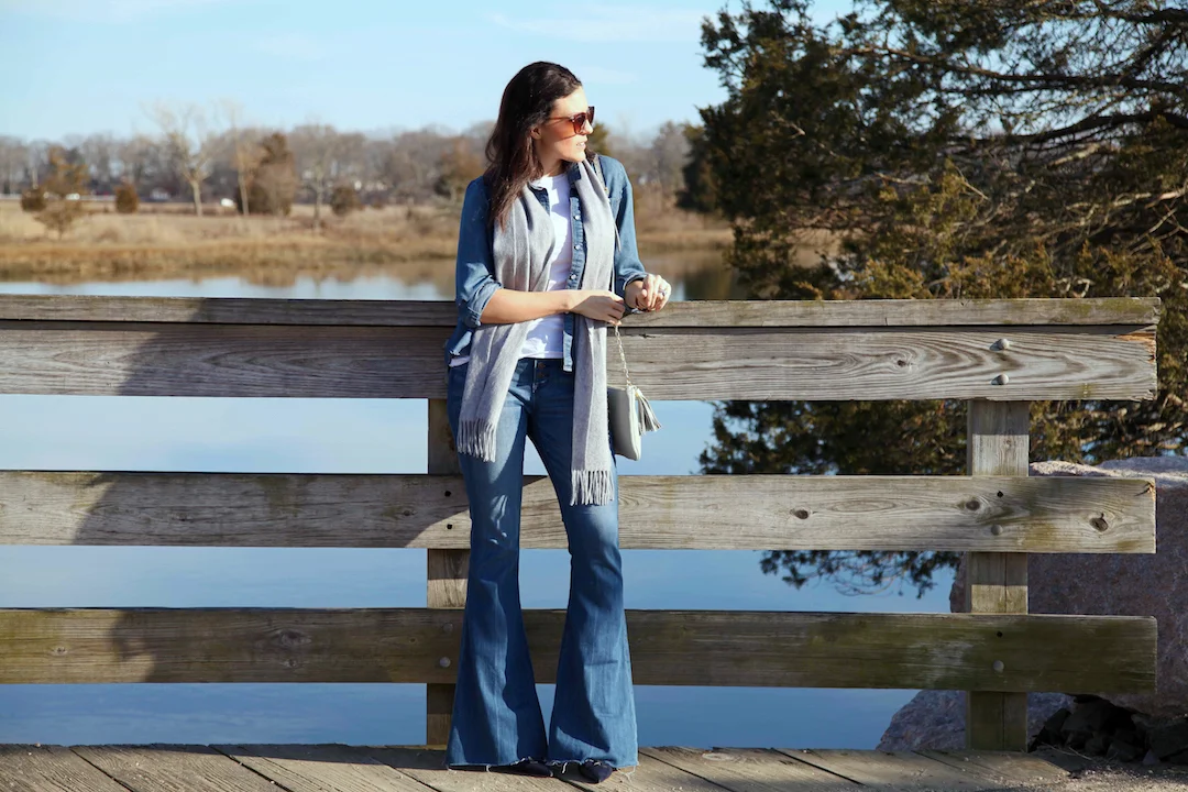 how-to-wear-flared-jeans.jpg