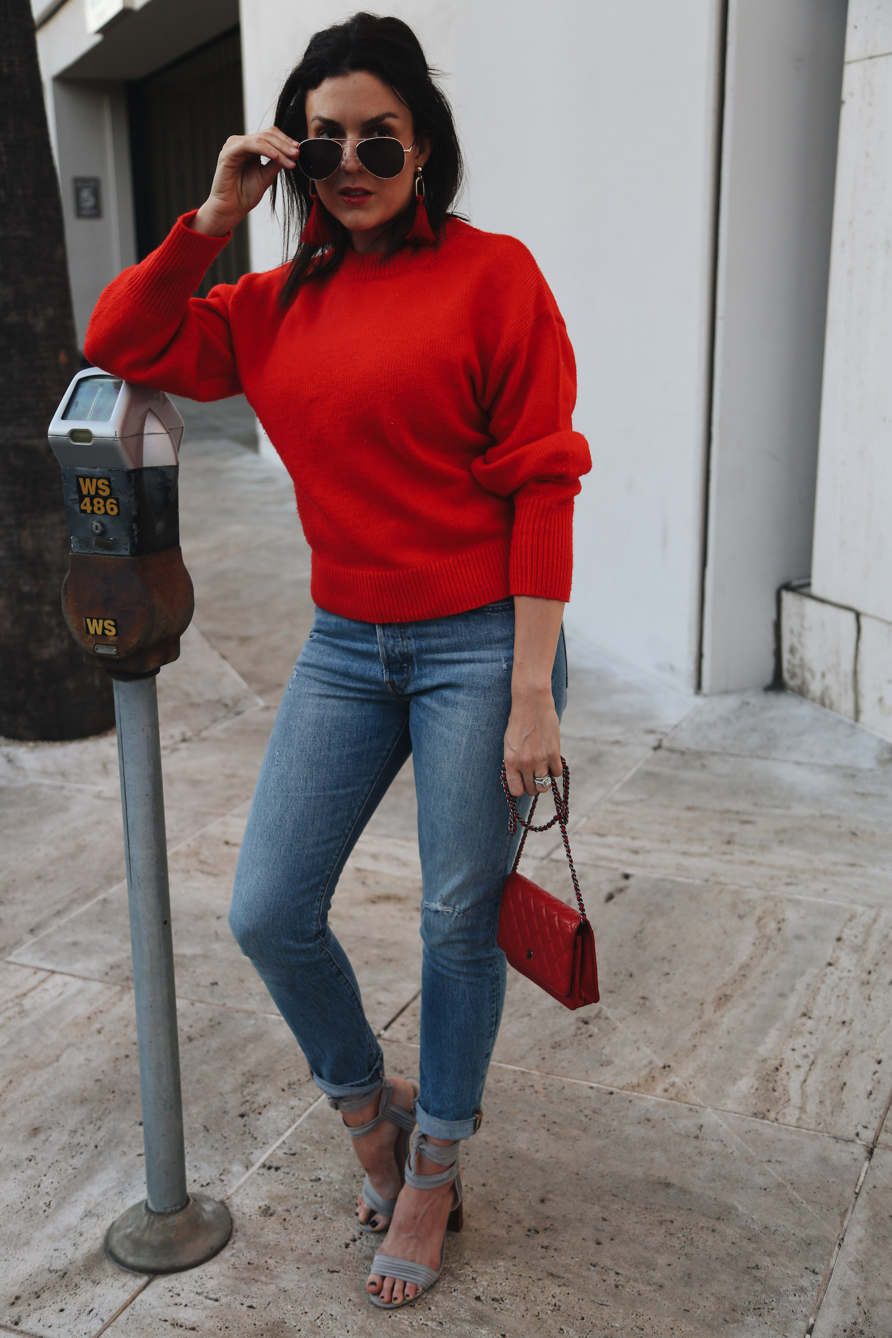 Linen sweater and jeans outfit - une femme d'un certain âge