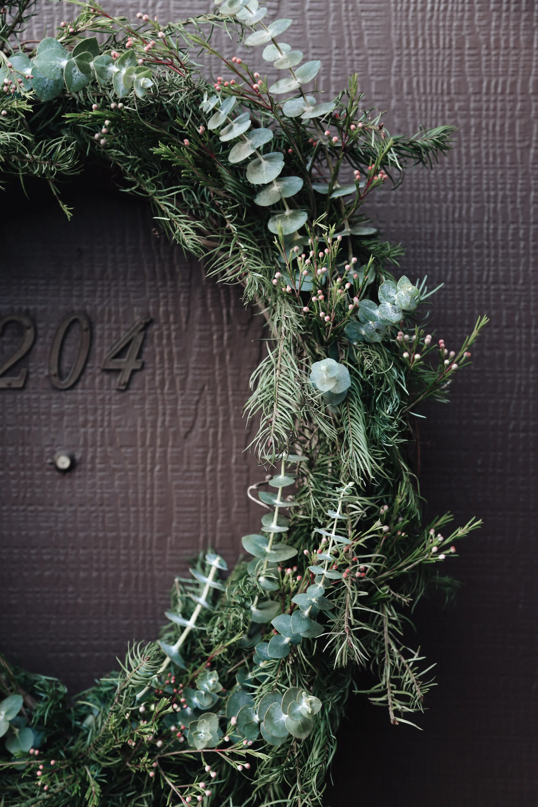 diy natural christmas wreath with eucalyptus.jpg