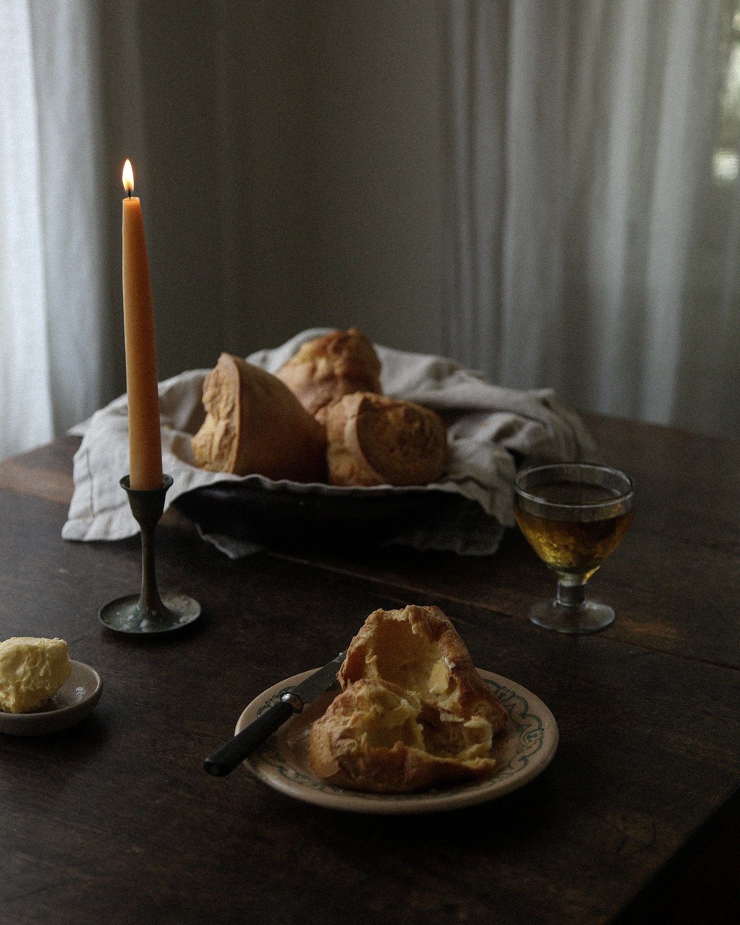 A popover kind of morning // with butter, salt and honey, always 🧈🍯 (used my 5 ingredient, made in a blender recipe from my site, which you can find via the link in my bio, as always 🤍)