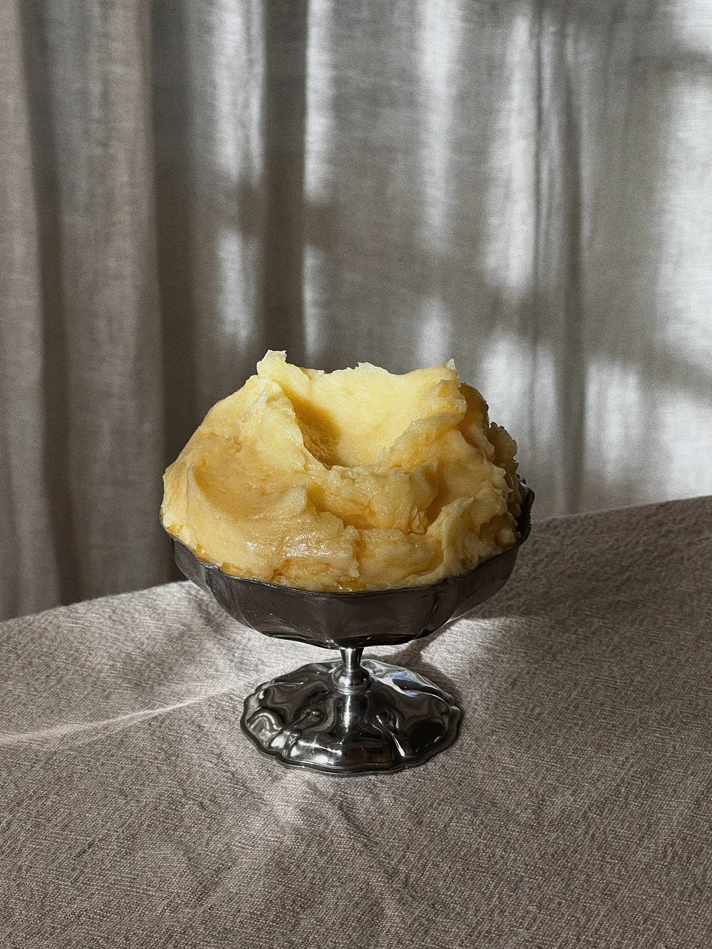 Butter me up // Can&rsquo;t believe it&rsquo;s not (store bought) butter 🧈🙃 Yes I made this salted honey homemade whipped butter to go with Parker house rolls for Thanksgiving dinner, and yes, you butter believe she was the star of the meal! (Also 