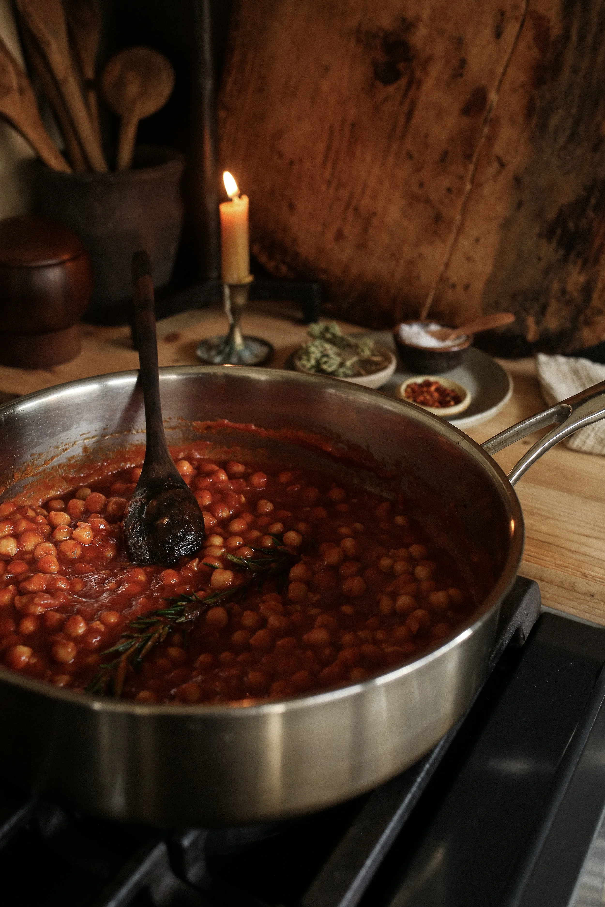 chickpeas simmering in tomato sauce for pasta with chickpeas
