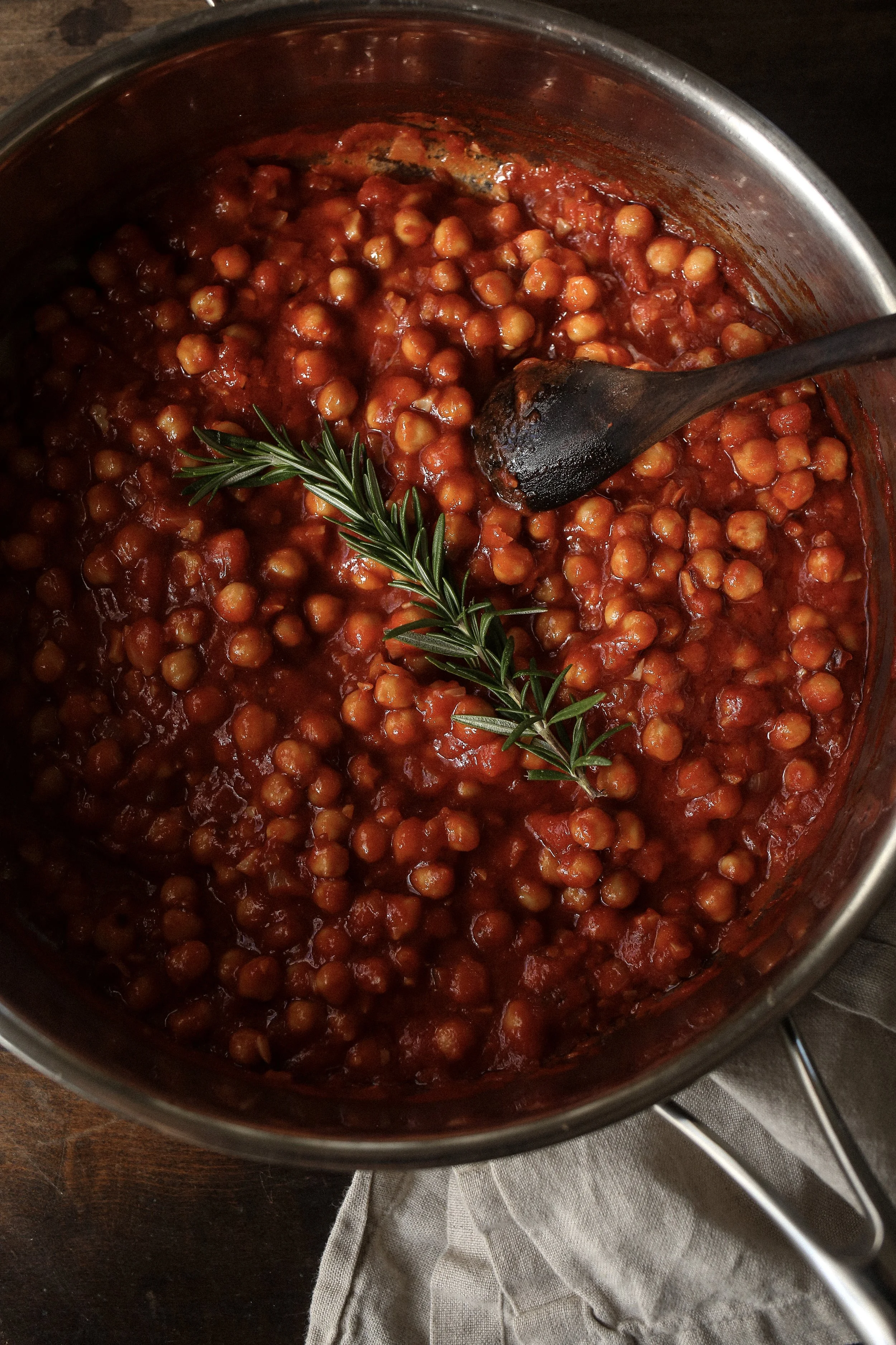 chickpeas in tomato sauce