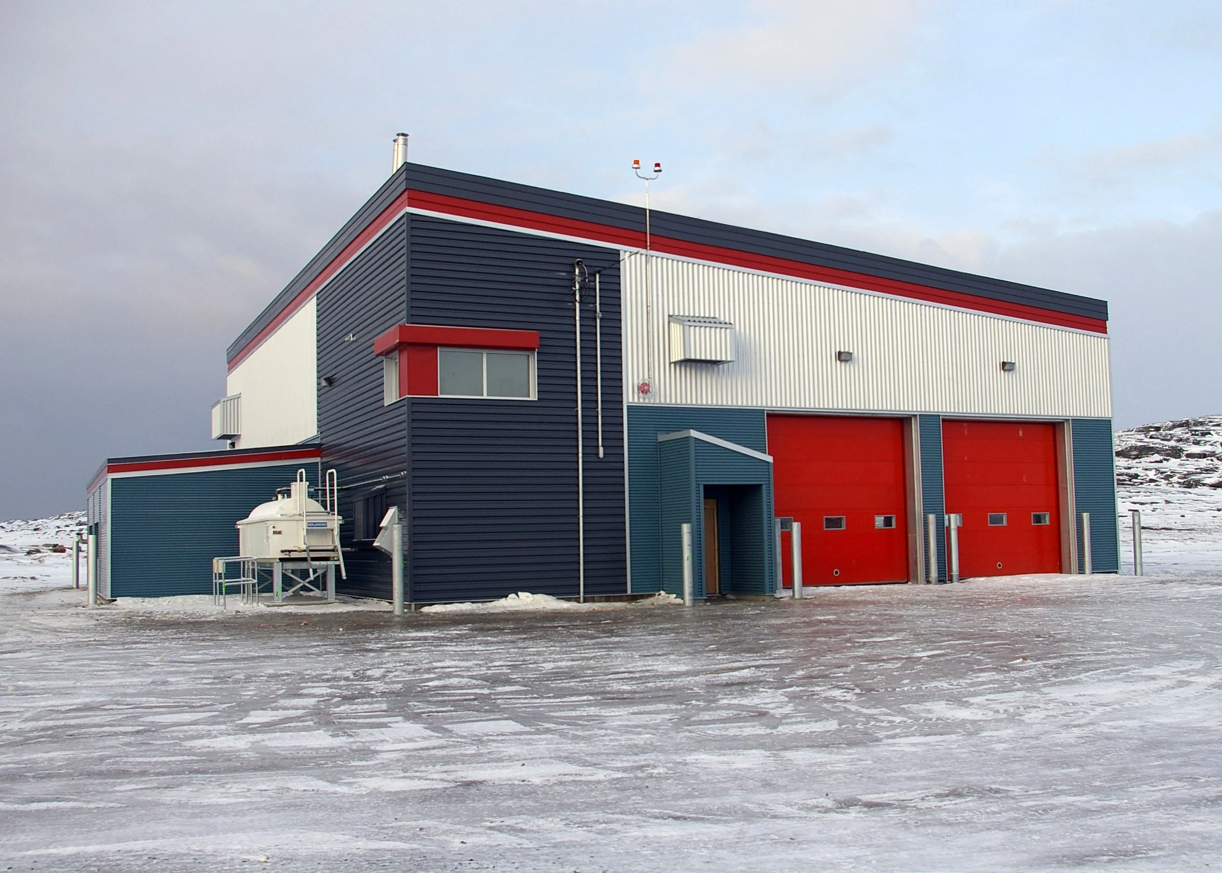 garage inukjuak1.JPG
