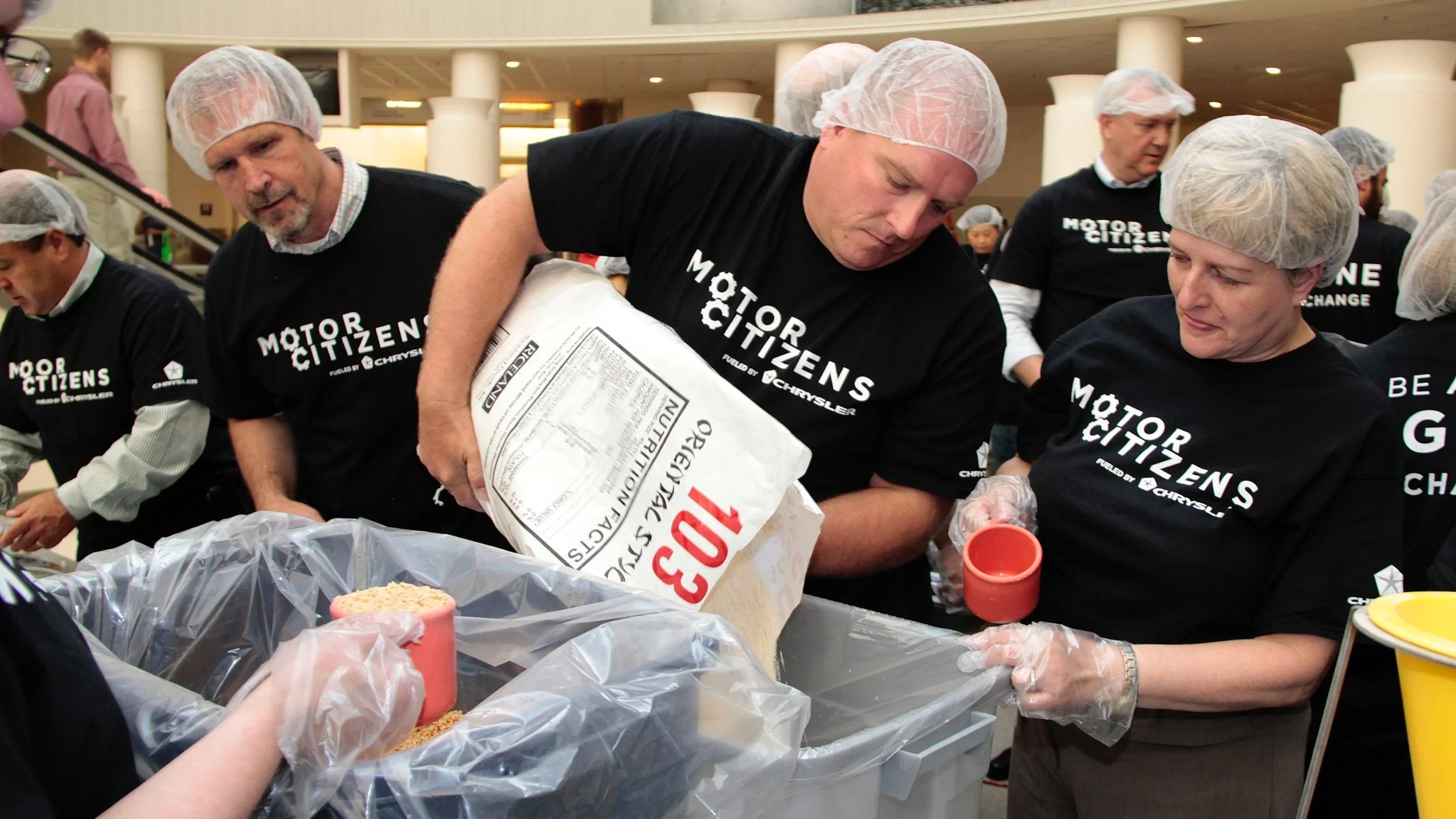 Volunteers_food+drive.jpg