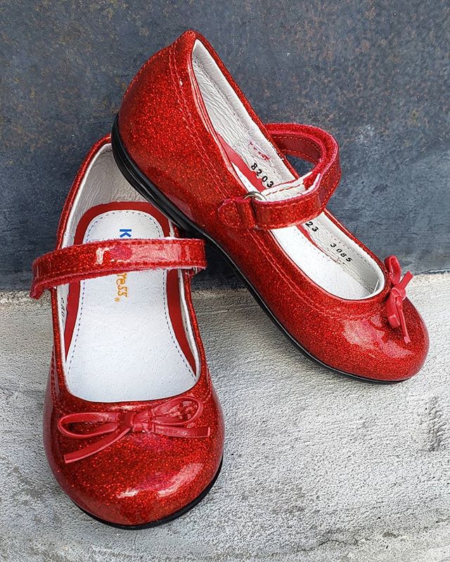 Click your heels three times to see how beautiful they sparkle and shine! These Kid Express red patent glitter mary janes are the perfect finishing touch to a Dorothy costume! 💚❤ #atx #atxlocal #austin #shoplocal #shopatx #atxshoes #atxkids #atxkids