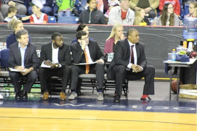 Niagara River Lions coaching staff, from left to right (Vito DiMartino, Grâce Lokole, Elliott Etherington, Keith Vassell) analysing their team’s play. (Photo by Santiago Maynard.)