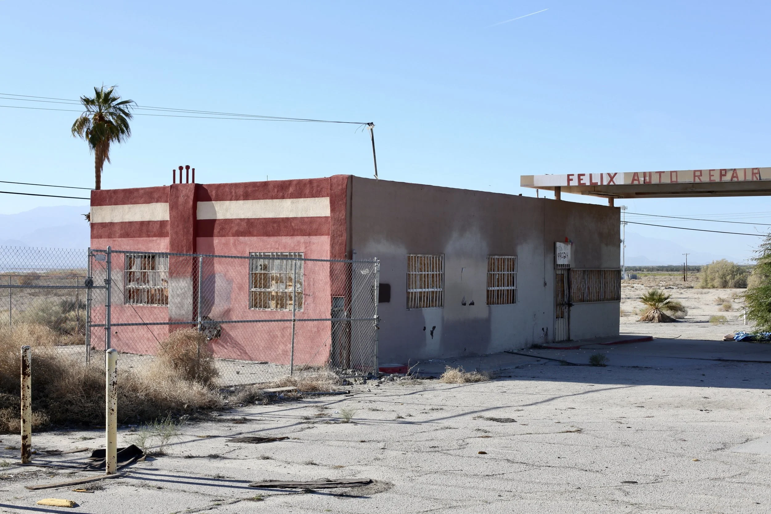 Felix Auto Repair sits abandoned near Skip’s Liquor in North Shore, Calif. on Jan. 6, 2017. (Photo by Ethan Jakob Craft.)