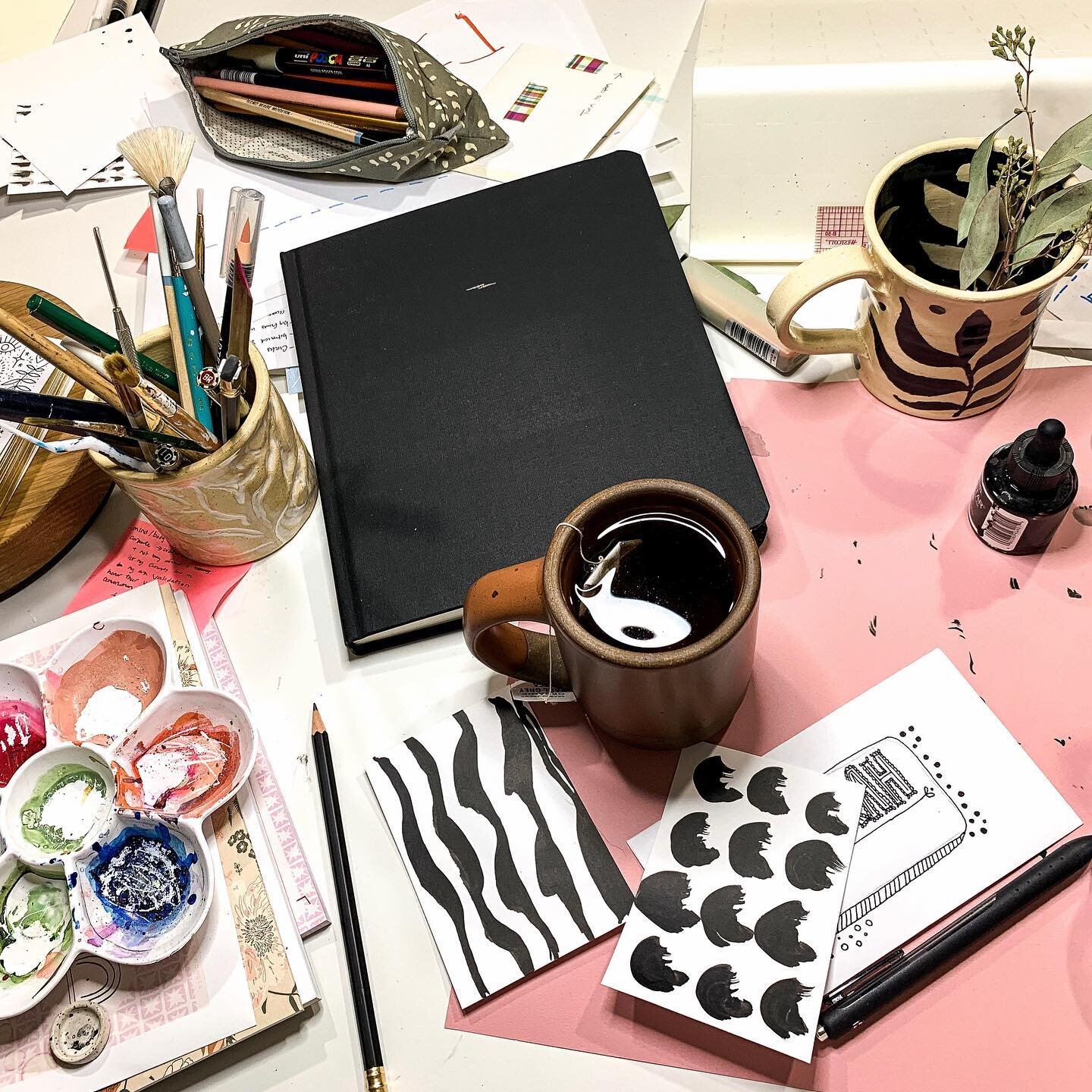 SATURDAY STUDIO VIEWS: A messy desk and no set plans. A full mug of tea, music playing, and kiddos drawing along. I can&rsquo;t complain! #marchmeetthemaker