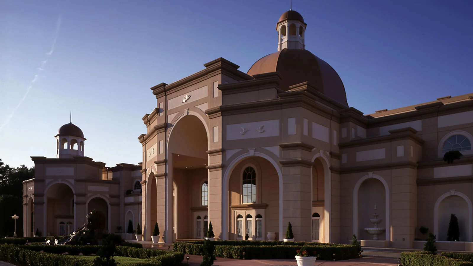 Sight-&-Sound-Exterior2.jpg