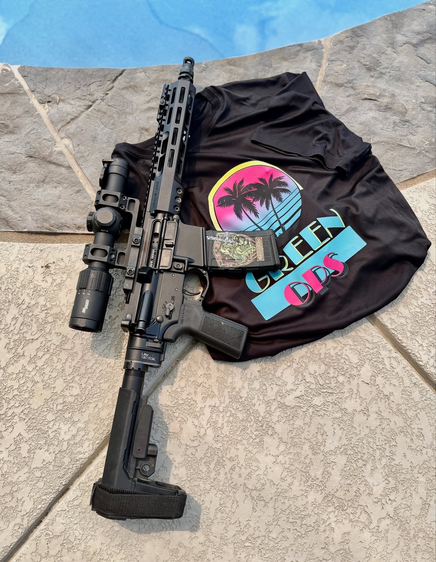 Summer heat, cool gear. ☀️🌴
Dialed in with a 10.5” @sonsoflibertygw rifle, equipped with a @lawtactical folding stock for ultimate portability and versatility.
Repping the Green Ops summer tee — but we’re thinking of dropping mor