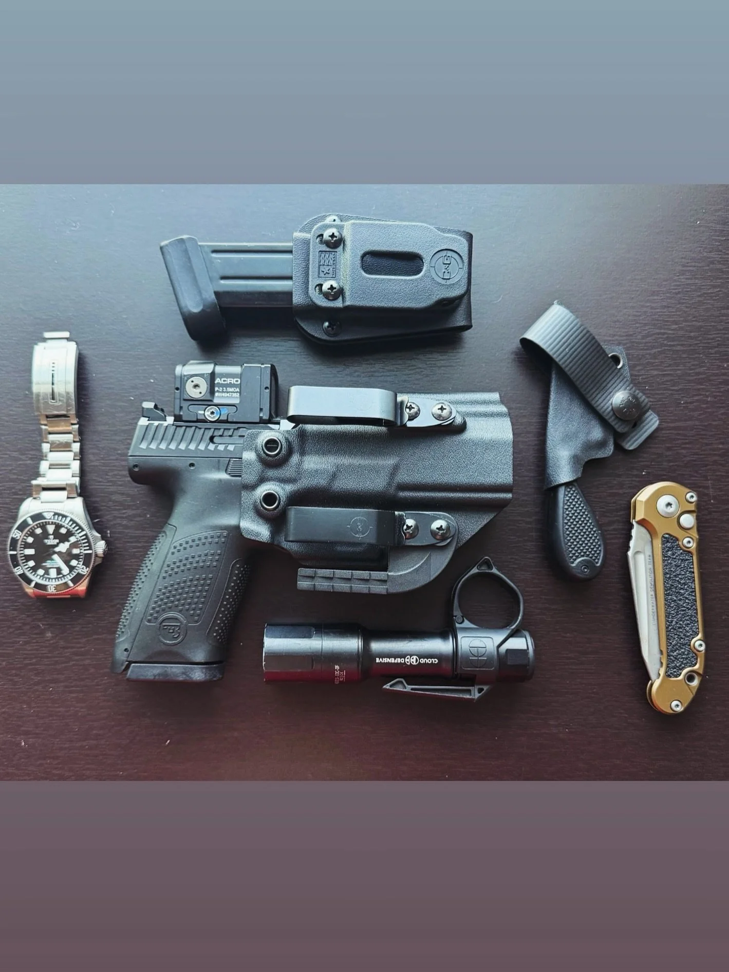 Friday EDC. Tools that do their job. Nothing fancy, just what works.
๐ธ @green_ops_phil running @aimpointusa @candgarms @shivworks_official @clouddefensive @microtechknivesofficial and @tudorwatch
#EDC #FridayCarry #EverydayCarry #SimpleMan #Gree