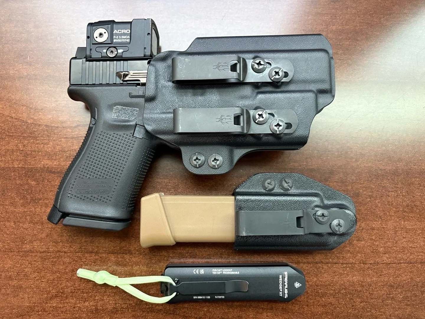 Friday essentials: @tenicorusa + @aimpointusa . Reliable, Refined, Ready ⚙️🔥
#EDCFriday #Tenicor #Aimpoint #EDC #EverydayCarry #GreenOps #DependableGear #Glock
https://www.green-ops.com/schedule-registration
📸 @green_ops_fred @aimpointusa @te