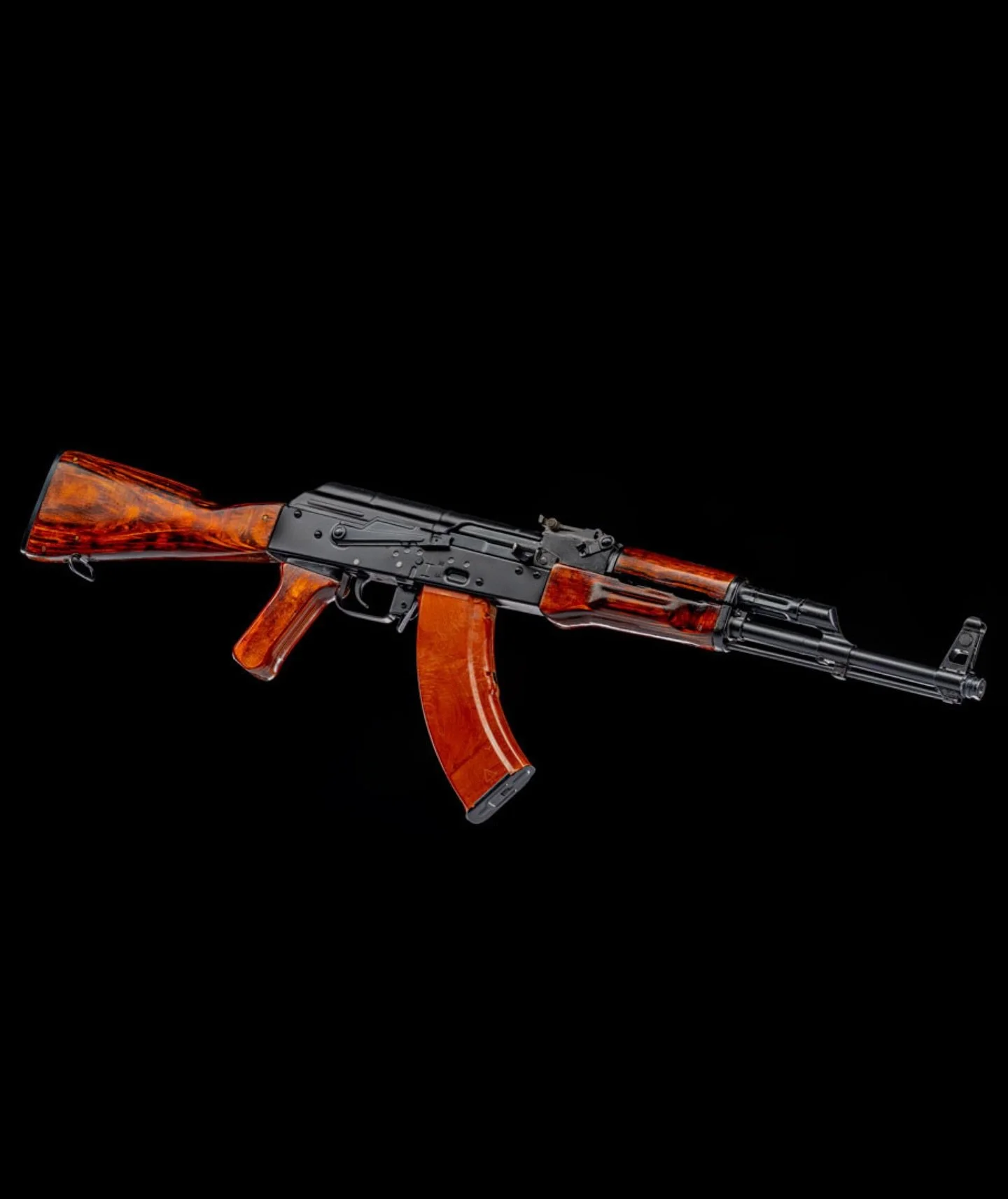 📸 This stunning Kalashnikov isn&rsquo;t ours, but it was too good not to share. 
All credit to @cinematicarms &mdash; go check out their page for more incredible work. 🔥

Our Defensive Kalashnikov class is BACK &mdash; and it&rsquo;s only offered o