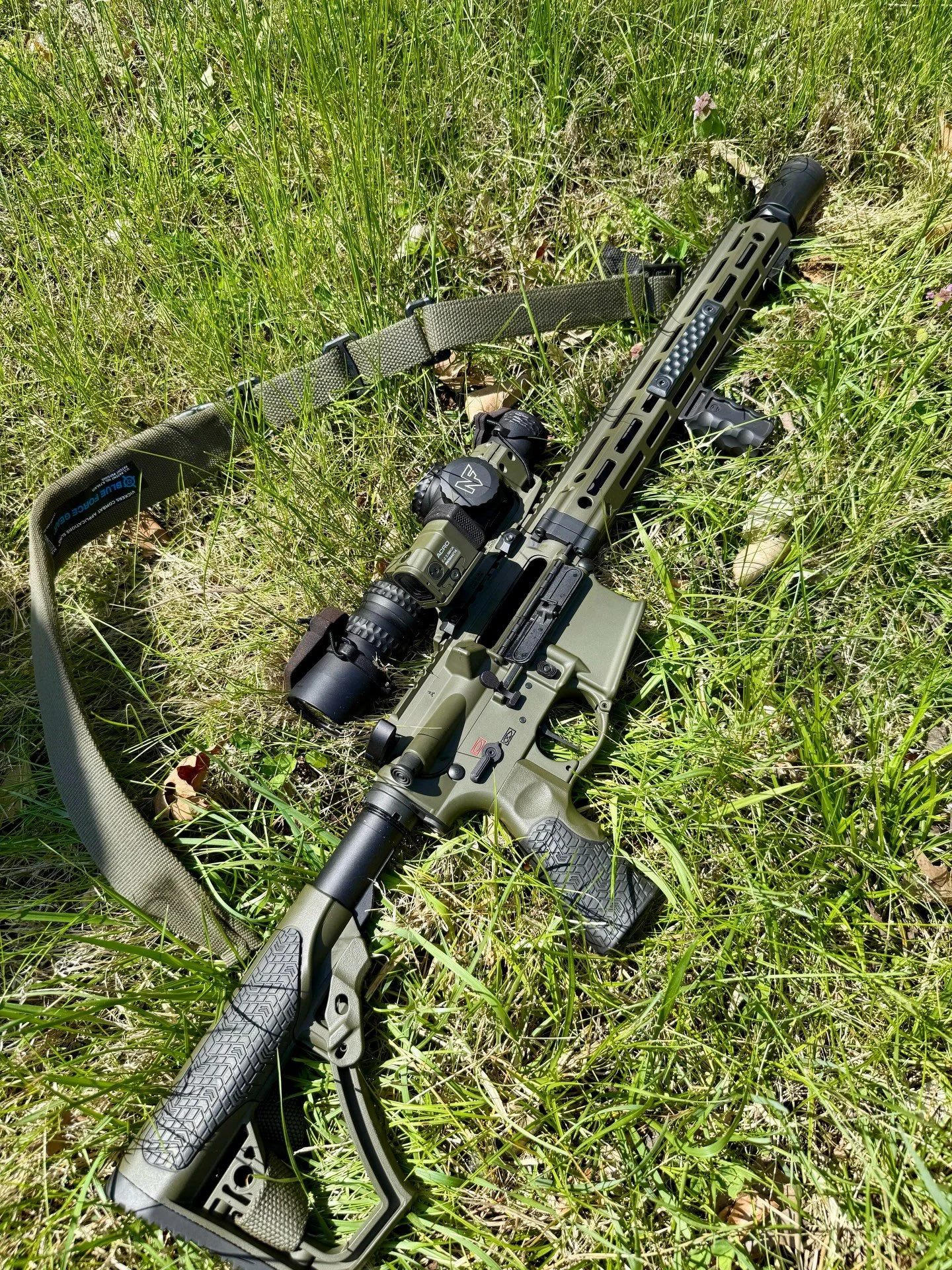 When you see it&hellip; 👀🌿 
Hidden in plain sight. Offset advantage. 
@aimpointusa ACRO C-2 2.5 MOA keeping it fast when it matters.

&mdash;

🔥 MAY TRAINING DROP 🔥 
Spots fill fast &mdash; lock in your training now. 
All levels covered: fundamen