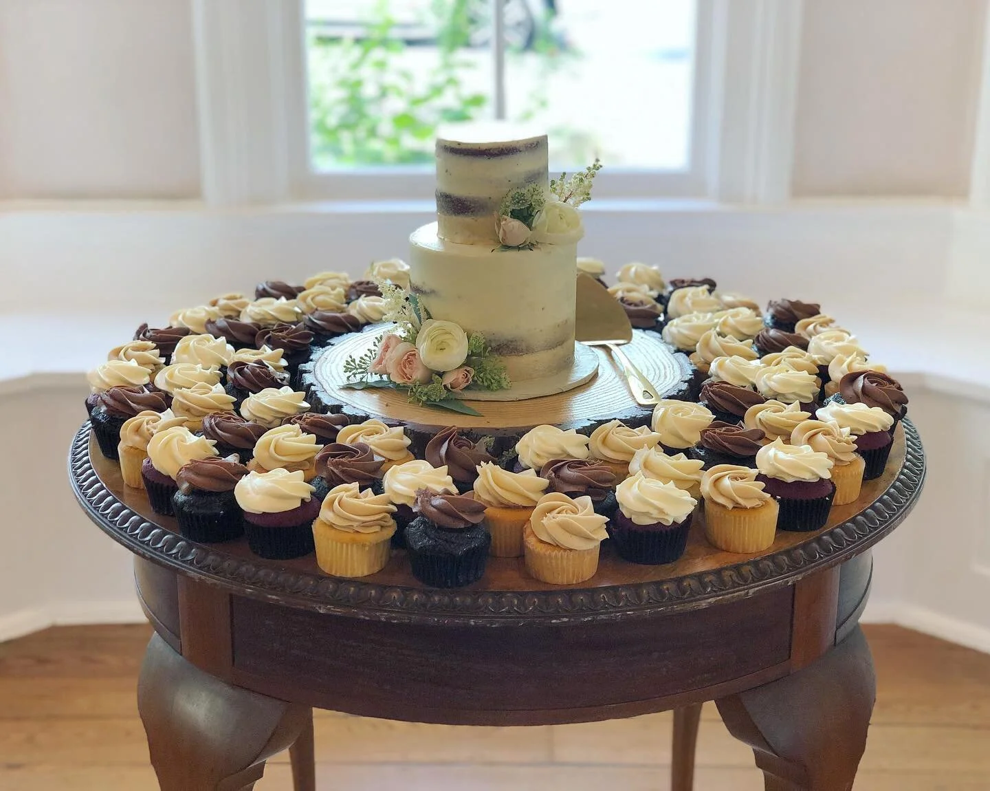 Cupcakes & Cutting Cake