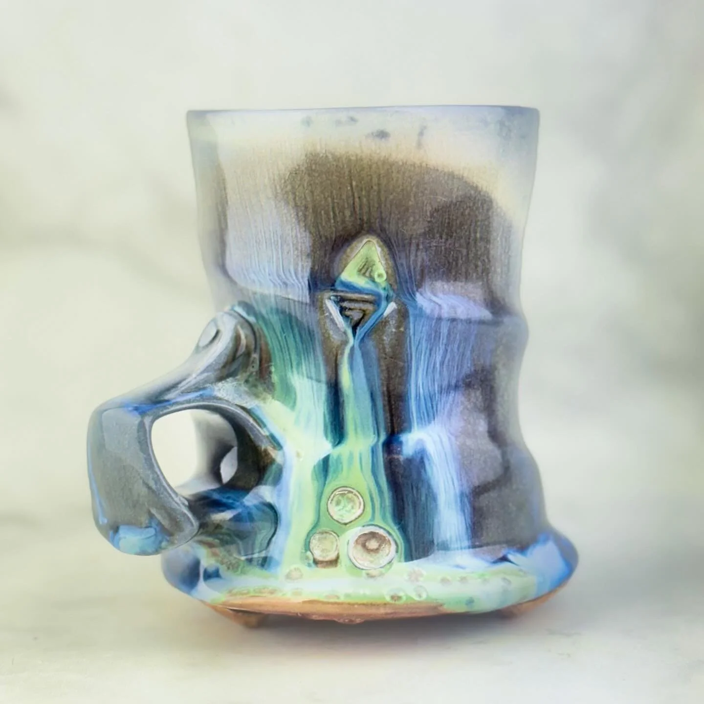 Love the single finger look on this form . . . Making a few of these in my current making cycle. . . I&rsquo;ll have this Suay original available this Friday 12/5 @ 3pm pst / 6pm est 🥂 
.
.
.
#sodafired #sodafiredpottery #handmade #unique #thrownand