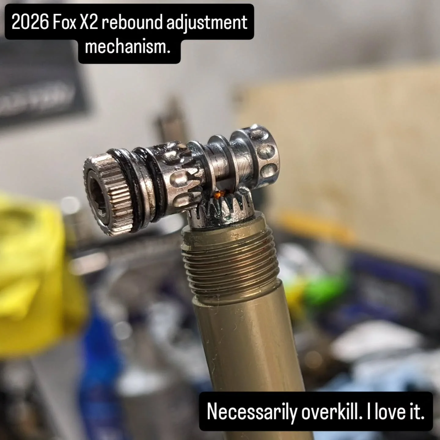 The 2026 @fox Float X2 and DHX2 redesigned shocks feature some very clever engineering solutions. In this case we have a gear mechanism paired with a cam mechanism so both high speed and low speed adjusters can be adjusted from a  transverse oriented