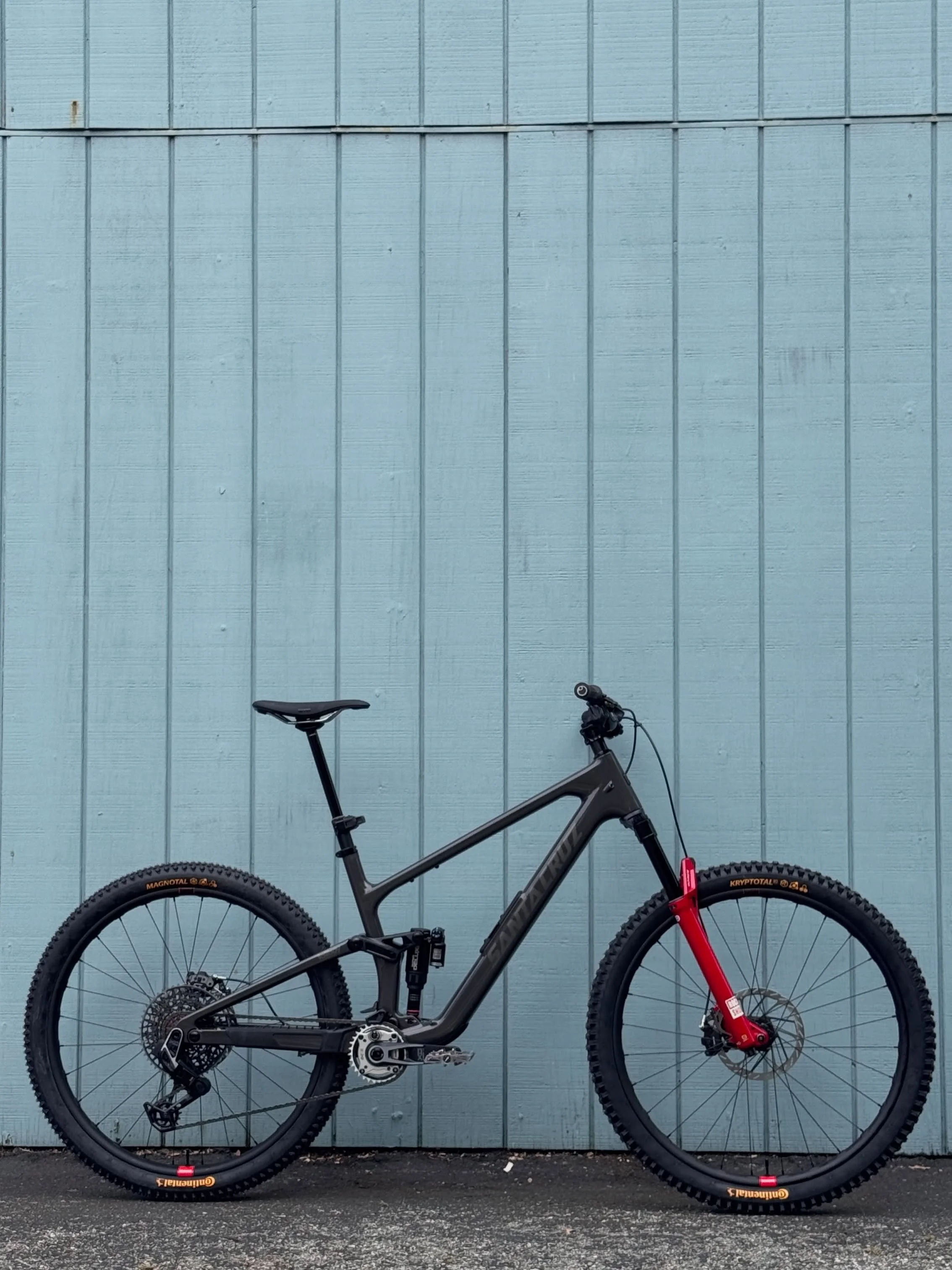 😮&zwj;💨Fresh @santacruzbicycles Tallboy whipped up for our good friend Steffen last week! 

Is this your dream build kit?
-
#mtb #santacruzbikes #continentaltires #speedshopaptos