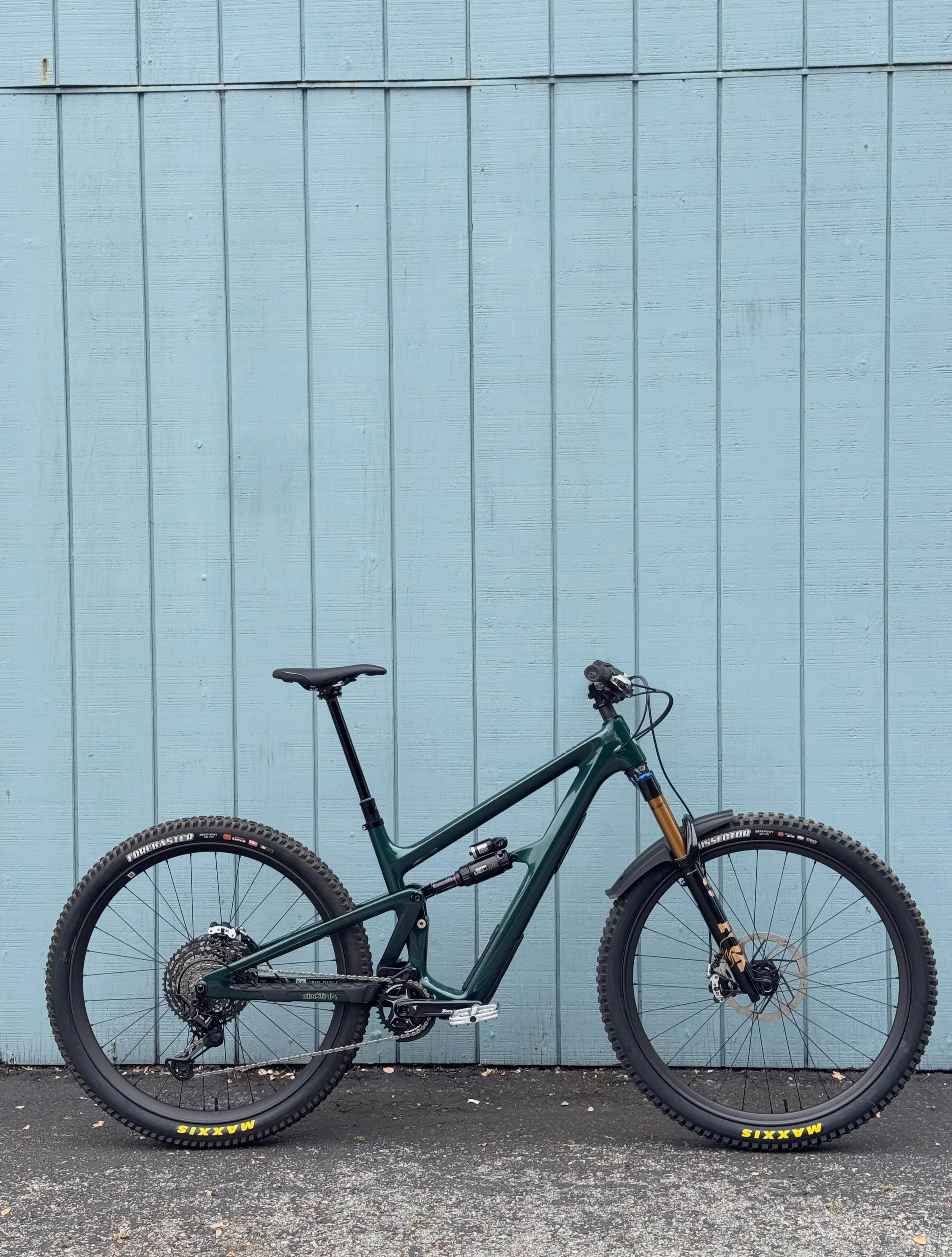 💥New @ibiscycles Ripley we put together for Bjorn with a heavy-hitting short travel build kit!

Highlights👇
- @fox 140mm 36SL w/ GripX2 damper
- @rockshox SuperDeluxe Ultimate w/ HBO
- @jankcomponents +13mm lower link kit//136mm travel
- Roval Trav