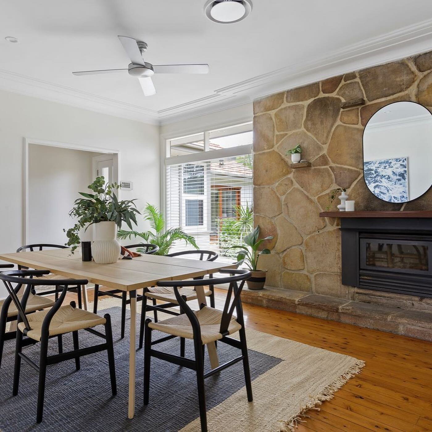 Partial style// Sold in 2 weeks! 👏👏👏
Our recent styling of this lovely family home in Forestville helped the Cunninghams team deliver this amazing result for our clients 💕
@stevelambley_cunninghams 
@cunninghamsre 
|
|
#manly #manlyinteriors #Hom