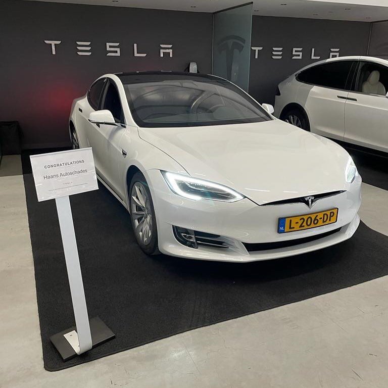 Vandaag uitbreiding van ons wagenpark. Nu ook als leenauto deze mooie witte Tesla Model S. #vervangendvervoer #schadeherstel #tesla #autoschade #leenauto#elektrischrijden #duurzaam #haansautoschades #abshaansautoschades