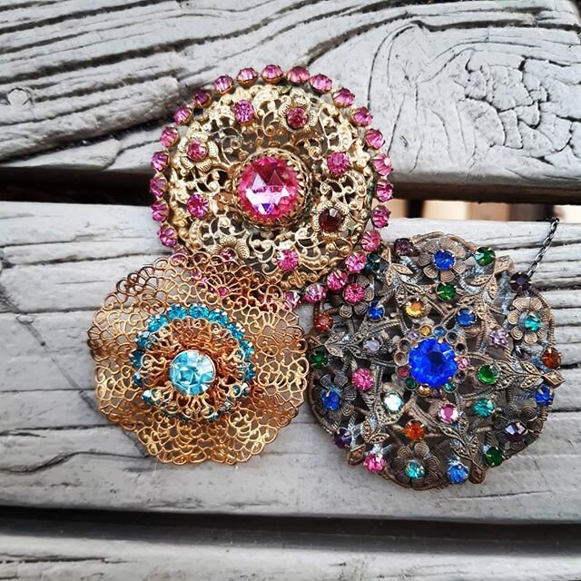 Seriously the sparkles you find when ya out with @wendy_firehorse 
Worth the walk!! #allthatglitters  #onelove❤  #opshop #mycollection #warkworth #wendyswellness #nameste #splorefamily🤗😘 #splore2020 #dizziepixiedesigns #dreamer #vintage #hatpin  #s