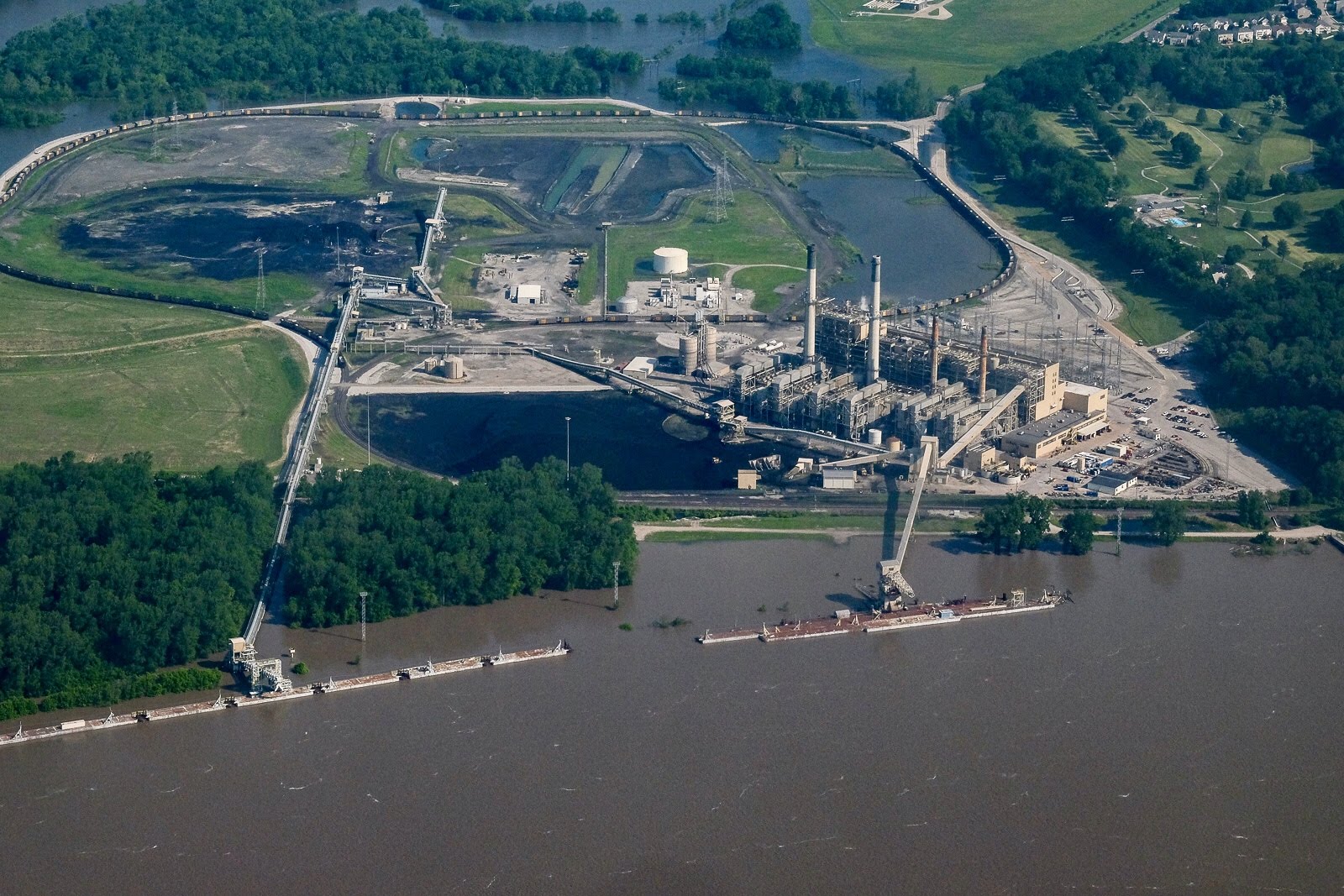   Ameren’s Meramec Power Station on the Mississippi River | Photo taken on May 28, 2019 by  @jaketrostphotography 