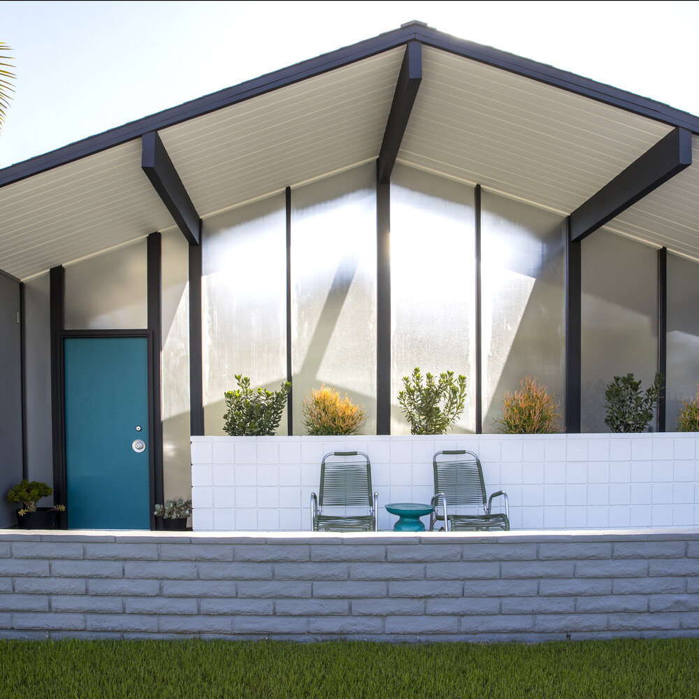Character-defining feature: "Mistlite," the opaque glass used by Eichler in the Orange tracts