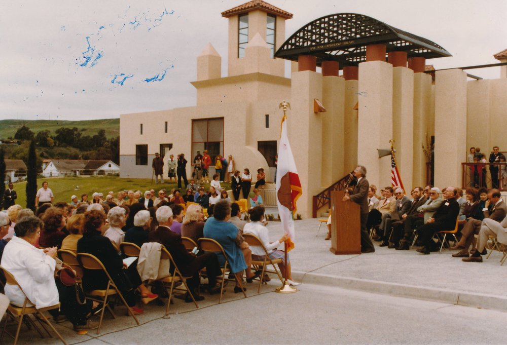 Fig. 1 Architect Michael Graves at the lectern, official opening event, 1983.