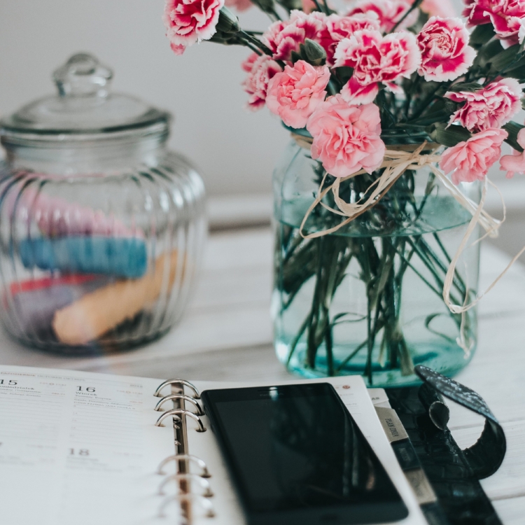 kaboompics_Pink flowers with a calendar.jpg